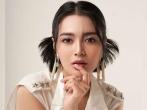 Cekricek.id, Berita Seleb dan Berita Artis – Wika Salim tampil dalam balutan serba putih dalam photoshoot terbaru yang dilakukannya. Pemotretan para artis memang tak jarang mengundang sorot perhatian, begitu juga dengan penyanyi dangdut yang satu ini.