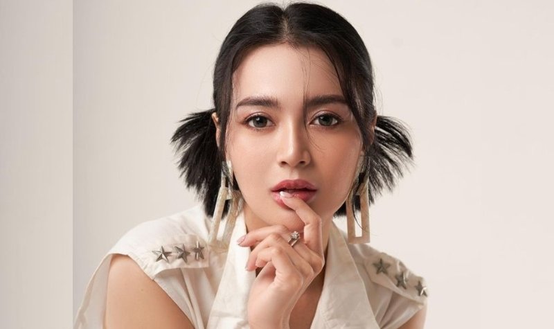Cekricek.id, Berita Seleb dan Berita Artis – Wika Salim tampil dalam balutan serba putih dalam photoshoot terbaru yang dilakukannya.  Pemotretan para artis memang tak jarang mengundang sorot perhatian, begitu juga dengan penyanyi dangdut yang satu ini.