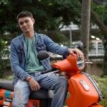 Cekricek.id, Berita Seleb dan Berita Artis – Nyoman Paul adalah penyanyi tanah air yang berhasil meraih posisi empat besar dalam ajang Indonesian Idol season 12. Terhitung sebagai artis baru yang berkecimpung di dunia tarik suara, dia tampak sudah akrab dengan para senior-seniornya yang lain.