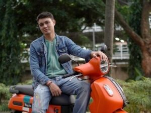 Cekricek.id, Berita Seleb dan Berita Artis – Nyoman Paul adalah penyanyi tanah air yang berhasil meraih posisi empat besar dalam ajang Indonesian Idol season 12. Terhitung sebagai artis baru yang berkecimpung di dunia tarik suara, dia tampak sudah akrab dengan para senior-seniornya yang lain.