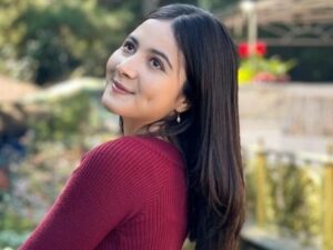Cekricek.id, Berita Seleb dan Berita Artis – Bulan Sutena tak hanya memikat netizen dengan suara merdu yang sering dia pamerkan lewat sejumlah video yang dia unggah. Meski dirinya viral dan terkenal di media sosial karen ahal tersebut, tapi ada banyak hal lain yang menjadi nilai tambah perempuan asal Bali tersebut.
