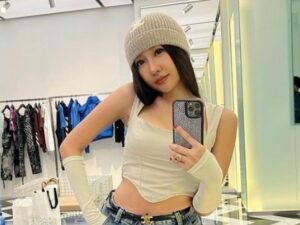 Cekricek.id, Berita Seleb dan Berita Artis – Lucinta Luna memberikan tutorial untuk menggaet lawan jenis kepada para followersnya. Dia bahkan mempraktekkan secara langsung, sehingga netizen bisa ikut mencobanya juga. Menurutnya, ada beberapa hal yang perlu dilakukan untuk membuat target menjadi klepek-klepek dan menghampirinya.