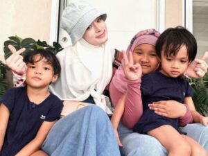 Cekricek.id, Berita Seleb dan Berita Artis – Inara Rusli kini sedang hangat-hangatnya jadi perbincangan netizen. Semua itu bermula dari keberaniannya mengungkap dugaan perselingkuhan yang dilakukan oleh sang suami, Virgoun. Setelahnya pun, dia tetap menuai sorotan apalagi ketika memutuskan untuk melepas cadarnya.