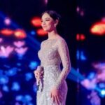 Cekricek.id, Berita Seleb dan Berita Artis – Lyodra baru-baru ini tampil di atas panggung Puteri Indonesia 2023 sebagai bintang tamu. Dia membawakan beberapa lagu andalannya lengkap dengan penampilan yang membahana. Banyak yang memuji kecantikan penyanyi solo tersebut, bahkan dianggap mengalahkan pesona para peserta di ajang kecantikan tersebut.