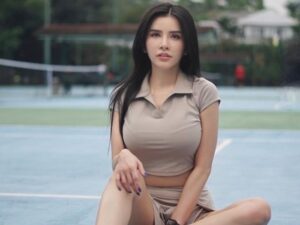 Maria Vania mengunggah video tengah berolahraga. Namun, warganet dibuat salah fokus dengan ekspresi Maria Vania yang dinilai meresahkan.
