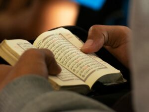 Cekricek.id, Portal Islam - Ternyata ada sejumlah langkah untuk menjadi ahli Al Quran. Bahkan disampaikan oleh Ustaz Adi Hidayat