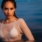 Cekricek.id, Berita Artis dan Berita Seleb - Malam hari tidak menutup kemungkinan bagi Cinta Laura untuk berenang, gayanya makin badas