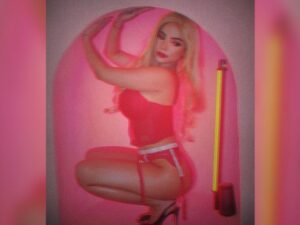 Cekricek.id, Berita Artis dan Berita Seleb - DJ cantik Dinar Candy dianggap kembali terhadap setelan awal dari segi outfit alias pakaian.