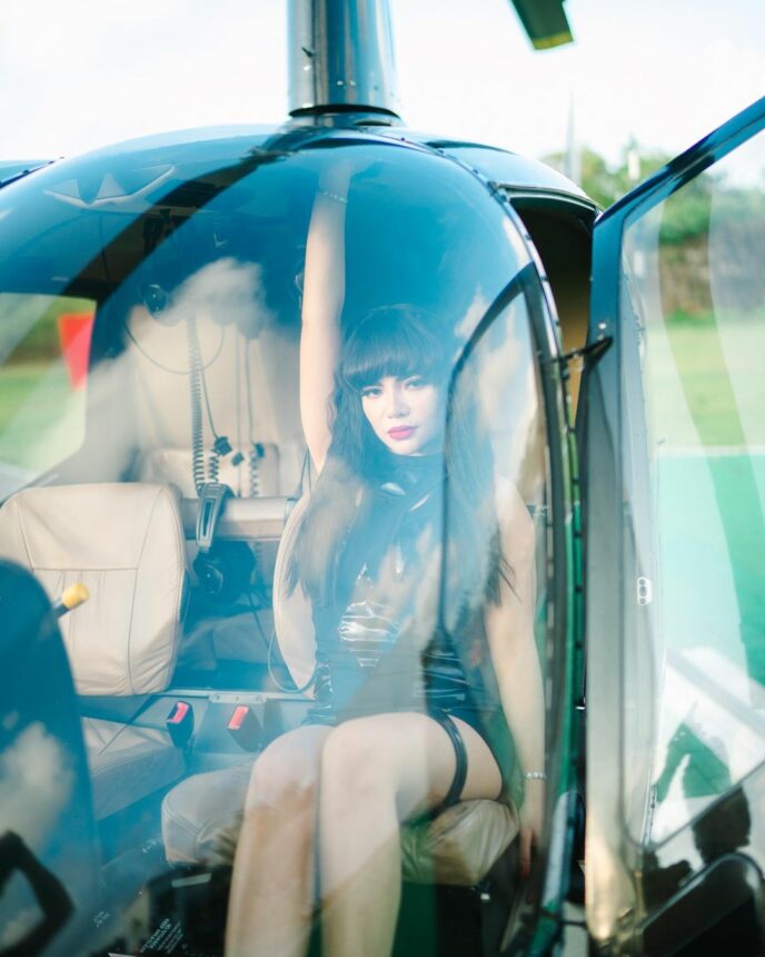 Cekricek.id, Berita Artis dan Berita Seleb - Banyak netizen merasa tergoda ketika ada sebuah ajakan untuk naik helikopter bersama Dinar Candy. 
