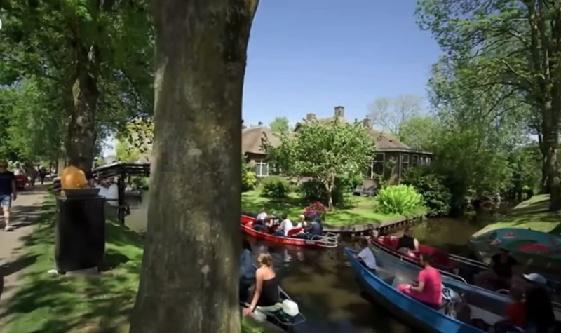 Cekricek.id, Objek Wisata- Giethoorn kini menjadi desa paling bersih di dunia tanpa adanya asap kendaraan dan jalan, terletak di Belanda