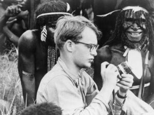 Cekricek.id, Berita Viral – Sejarah lama yang menyebut bahwa cucu Rockefeller, raja minyak Amerika Serikat, hilang di Papua sempat membuat geger. Ceritanya, pria yang bernama Micheal Rockefeller ini hilang dengan dugaan dirinya dijadikan santapan oleh penduduk suku Asmat.