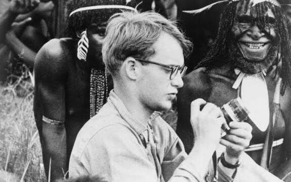 Cekricek.id, Berita Viral – Sejarah lama yang menyebut bahwa cucu Rockefeller, raja minyak Amerika Serikat, hilang di Papua sempat membuat geger. Ceritanya, pria yang bernama Micheal Rockefeller ini hilang dengan dugaan dirinya dijadikan santapan oleh penduduk suku Asmat.