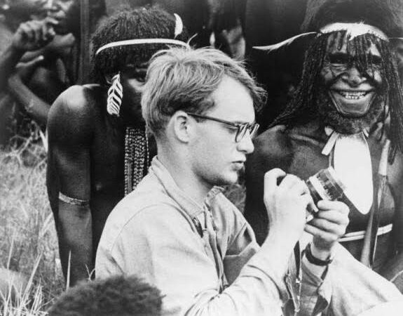 Cekricek.id, Berita Viral – Sejarah lama yang menyebut bahwa cucu Rockefeller, raja minyak Amerika Serikat, hilang di Papua sempat membuat geger. Ceritanya, pria yang bernama Micheal Rockefeller ini hilang dengan dugaan dirinya dijadikan santapan oleh penduduk suku Asmat.
