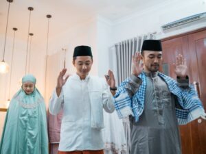 Cekricek.id, Portal Islam - Imam dalam salat menjadi pemimpin untuk makmumnya. Tapi bagaimana hukum salat dengan imam tidak ideal.