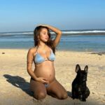 Cekricek.id, Berita Artis dan Berita Seleb - Jennife Coppen berbikini serta memamerkan perut buncit karena kehamilan saat berada di tepi pantai