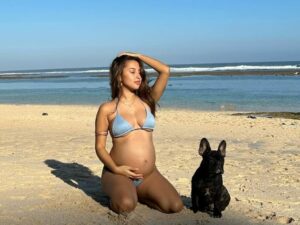 Cekricek.id, Berita Artis dan Berita Seleb - Jennife Coppen berbikini serta memamerkan perut buncit karena kehamilan saat berada di tepi pantai