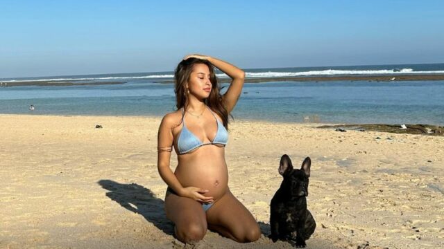 Cekricek.id, Berita Artis dan Berita Seleb - Jennife Coppen berbikini serta memamerkan perut buncit karena kehamilan saat berada di tepi pantai
