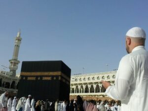 Cekricek.id, Berita Viral - Seorang imam masjid Madinah kini menyinggung sejumlah kebiasaan dari jamaah Indonesia, bikin geleng kepala