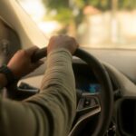 Cekricek.id, Berita Viral - Aksi seorang wanita mengajarkan anak di bawah umur bawa mobil ramai diperbincangkan di sosial media