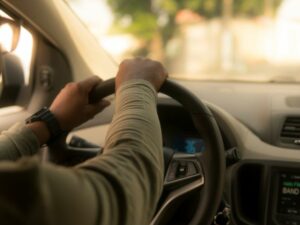Cekricek.id, Berita Viral - Aksi seorang wanita mengajarkan anak di bawah umur bawa mobil ramai diperbincangkan di sosial media