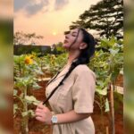 Cekricek.id, Berita Artis dan Berita Seleb - Artis sekaligus DJ cantik Siva Aprilia dinilai tetap menonjol. Padahal saat itu mainnya di kebun
