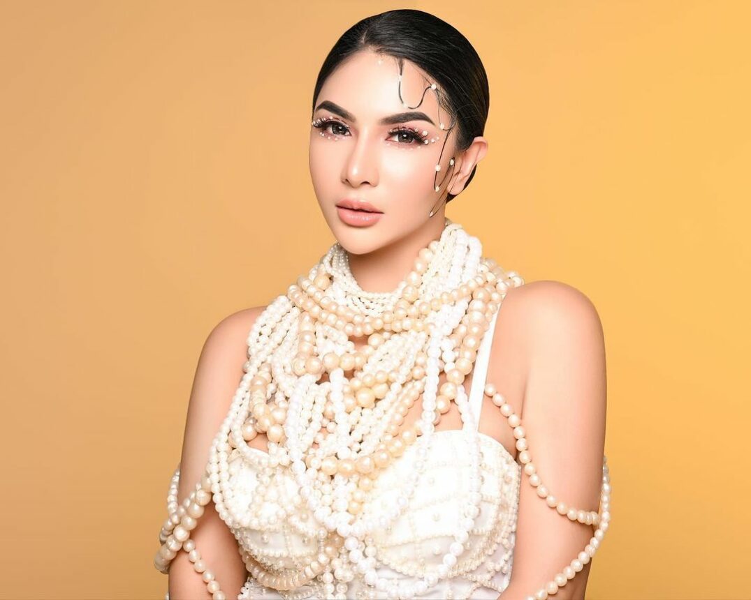 Cekricek.id, Berita Artis dan Berita Seleb - Artis sekaligus DJ cantik Siva Aprilia dinilai tetap menonjol. Padahal saat itu mainnya di kebun