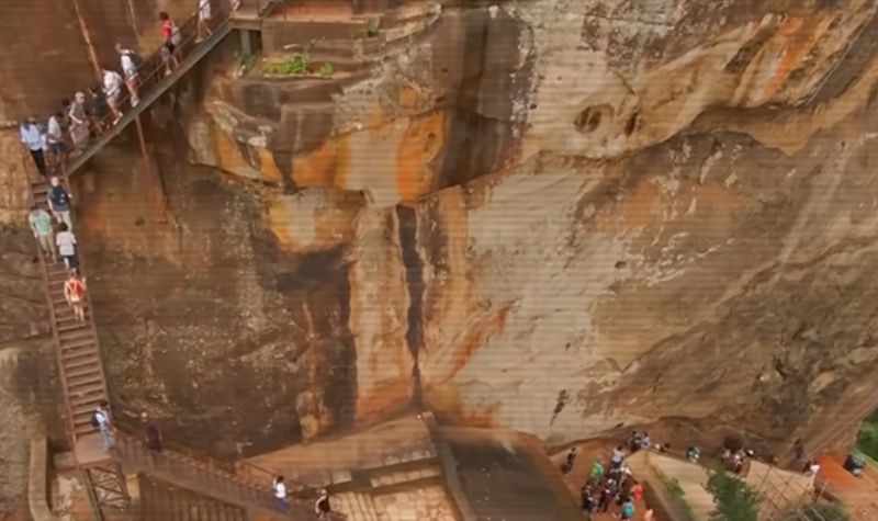 Cekricek.id, Objek Wisata - Di Srilanka ternyata ada salah satu hal yang paling mengesankan oleh banyak orang. Istana megah di atas batu raksasa
