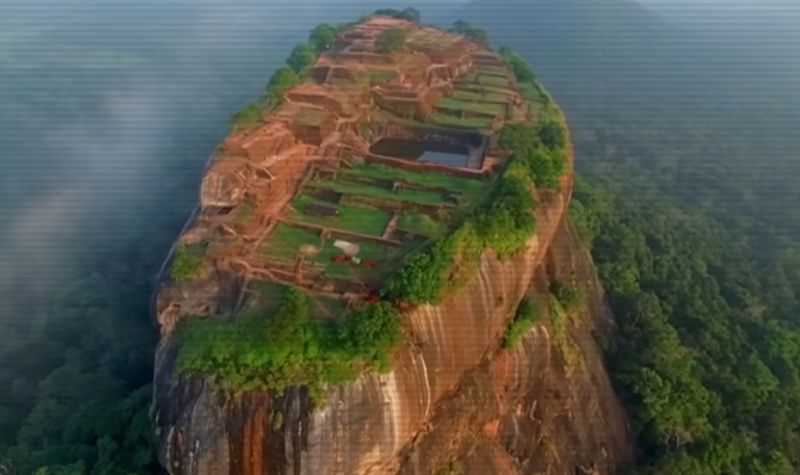 Cekricek.id, Objek Wisata - Di Srilanka ternyata ada salah satu hal yang paling mengesankan oleh banyak orang. Istana megah di atas batu raksasa