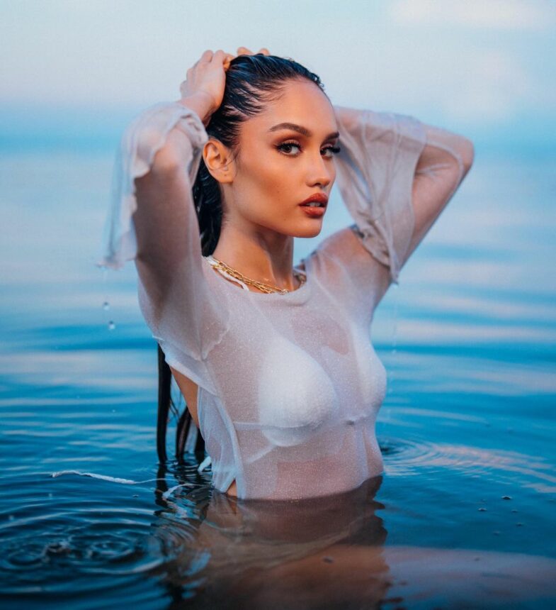 Cekricek.id, Berita Artis dan Berita Seleb - Malam hari tidak menutup kemungkinan bagi Cinta Laura untuk berenang, gayanya makin badas