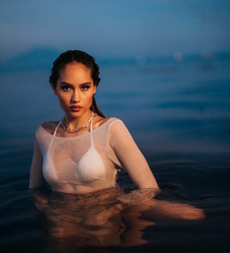 Cekricek.id, Berita Artis dan Berita Seleb - Malam hari tidak menutup kemungkinan bagi Cinta Laura untuk berenang, gayanya makin badas
