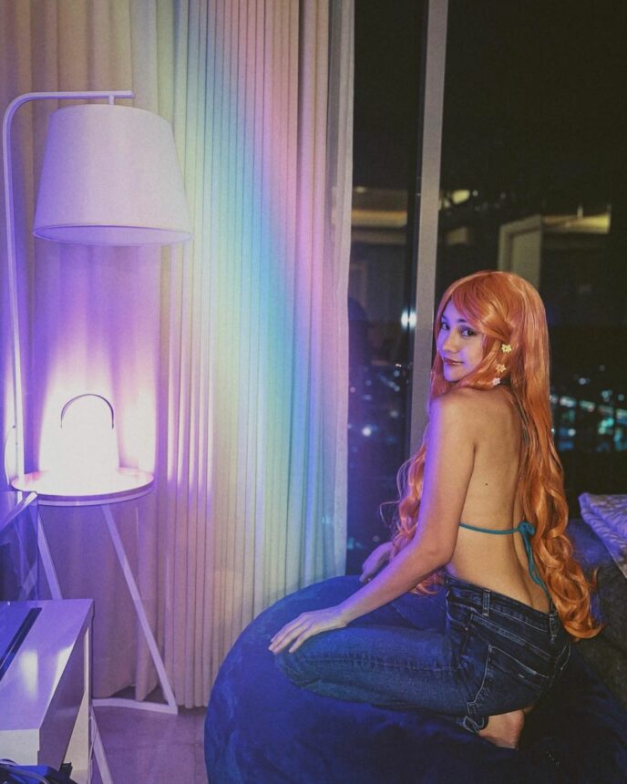 Cekricek.id, Berita Artis dan Berita Seleb - Sosok selebgram populer Anya Geraldine kini memerankan karakter Nami yang seksi.