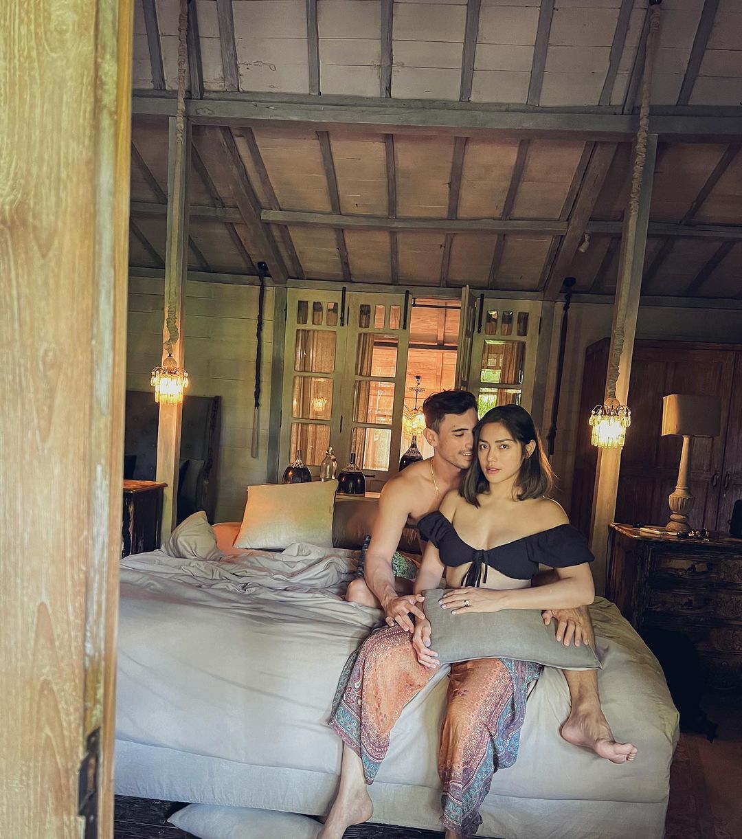 Cekricek.id, Berita Artis dan Berita Seleb - Banyak netizen memperingatkan Jessica Iskandar agar tidak terlalu memamerkan kemesraan diaranjang