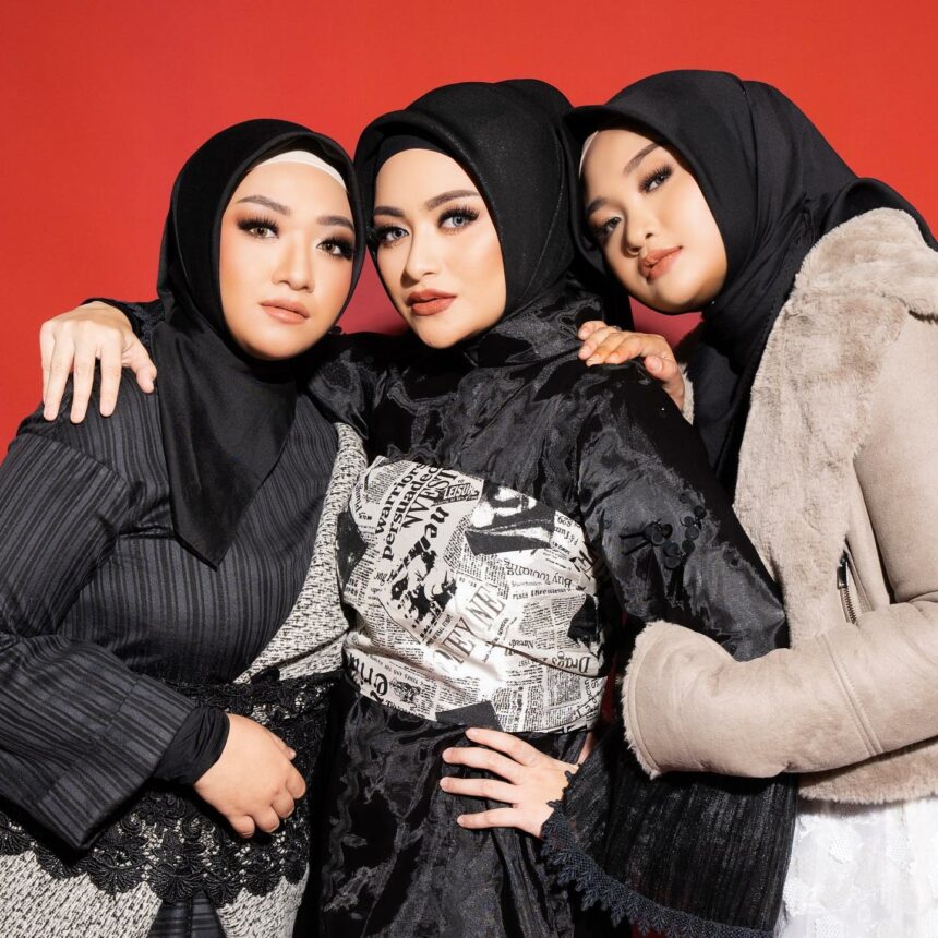Cekricek.id, Berita Artis dan Berita Seleb - 2 adik perempuan dari Nathalie Holscher kini ternyata telah memutuskan untuk berhijab. 