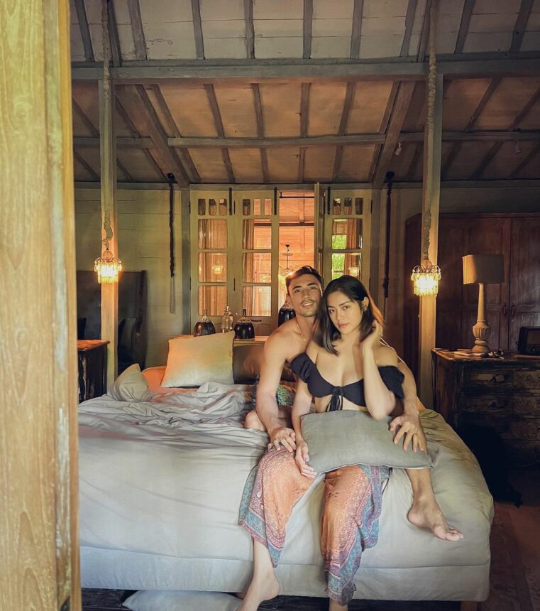 Cekricek.id, Berita Artis dan Berita Seleb - Banyak netizen memperingatkan Jessica Iskandar agar tidak terlalu memamerkan kemesraan diaranjang