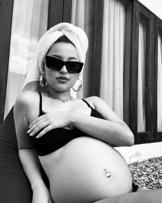 Cekricek.id, Berita Artis dan Berita Seleb - Jennifer Coppen menuliskan janji akan merawat anak sebaik-baiknya saat memamerkan perut buncit