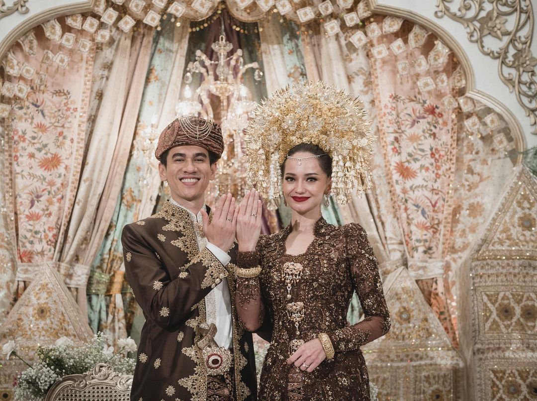 Cekricek.id, Berita Artis dan Berita Seleb - Artis cantik Enzy Storia dipuji terlalu set set ketika melangsungkan pernikahan, intip potretnya