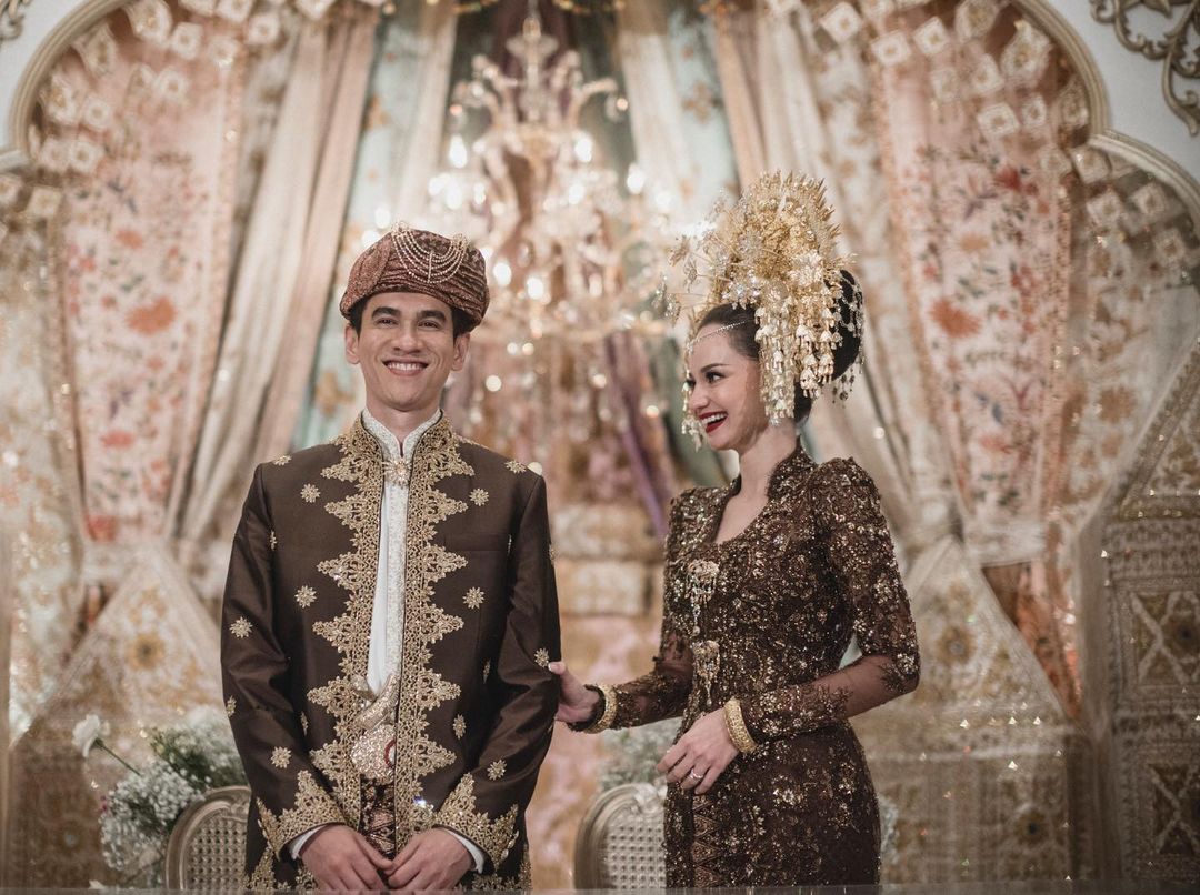 Cekricek.id, Berita Artis dan Berita Seleb - Artis cantik Enzy Storia dipuji terlalu set set ketika melangsungkan pernikahan, intip potretnya