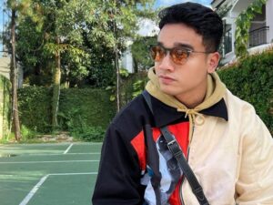 Gerak gerik hingga sorotan mata Fadly Faisal publik saat muncul di media setelah video sang kekasigh Rebecca Kloper beredar di medsos.