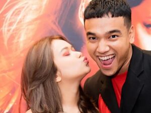 Aksi Fadly Faisal yang menemani sang kekasih Rebecca Klopper untuk mengklarifikasi video syurnya tuai pujian warganet Indonesia.