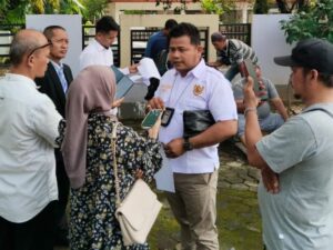 Ratusan Warga Desak Pencairan Uang Ganti Kerugian di Kanwil BPN Sumbar