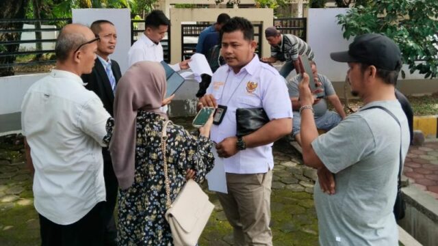 Ratusan Warga Desak Pencairan Uang Ganti Kerugian di Kanwil BPN Sumbar