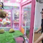 Pria Ini Dapat 5 Durian dalam 15 Menit Saat Main Mesin Cakar