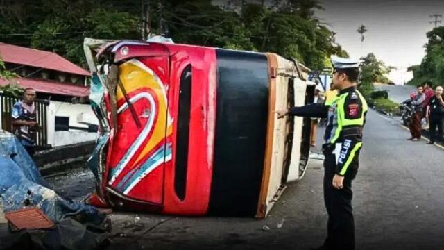 Bus Sipirok Nauli Terbalik di Terminal Bukit Surungan Padang Panjang