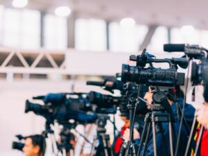 Partai Konservatif Inggris Dituduh Membatasi Kebebasan Pers dengan Biaya Konferensi