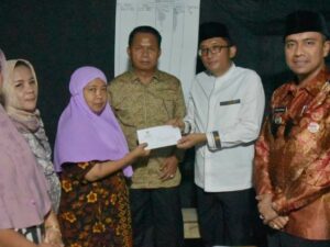 Wali Kota Padang Hendri Septa Membantu Korban Kebakaran dan Pengemudi Ojol yang Tertimpa Pohon Tumbang