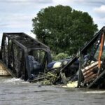Jembatan Ambruk, Kereta Pembawa Aspal Panas Jatuh ke Sungai Yellowstone