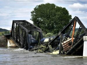 Jembatan Ambruk, Kereta Pembawa Aspal Panas Jatuh ke Sungai Yellowstone