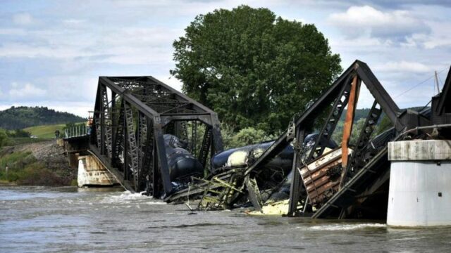 Jembatan Ambruk, Kereta Pembawa Aspal Panas Jatuh ke Sungai Yellowstone
