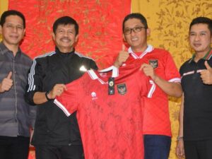 Pelatih Indra Sjafri Berbagi Pengalaman dengan Komunitas Sepak Bola Padang
