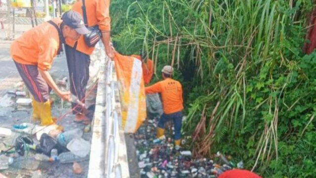 Lingkungan Terancam Akibat Pembuangan Sampah Sembarangan di Saluran Drainase Kota Padang